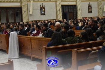 Famílias reunidas em oração na Catedral de Cruz Alta 