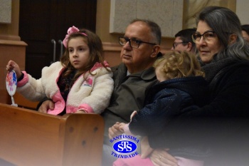 Famílias reunidas em oração na Catedral de Cruz Alta 
