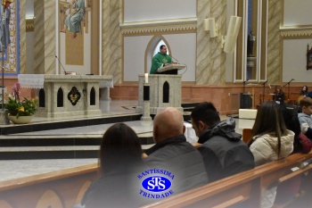 Famílias reunidas em oração na Catedral de Cruz Alta 