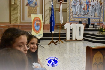Famílias reunidas em oração na Catedral de Cruz Alta 