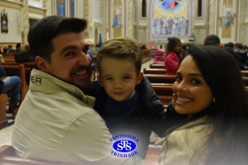 Famílias reunidas em oração na Catedral de Cruz Alta 