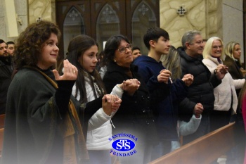 Famílias reunidas em oração na Catedral de Cruz Alta 