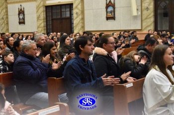 Famílias reunidas em oração na Catedral de Cruz Alta 
