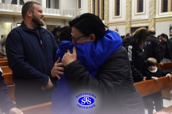 Famílias reunidas em oração na Catedral de Cruz Alta 