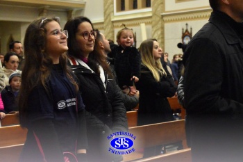 Famílias reunidas em oração na Catedral de Cruz Alta 