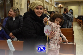 Famílias reunidas em oração na Catedral de Cruz Alta 