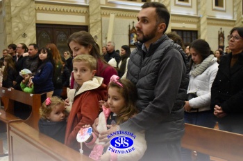 Famílias reunidas em oração na Catedral de Cruz Alta 
