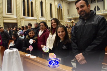 Famílias reunidas em oração na Catedral de Cruz Alta 