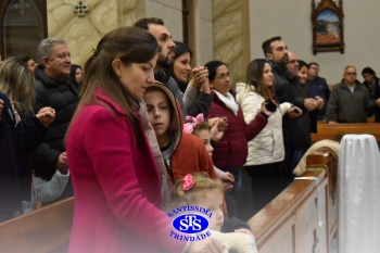 Famílias reunidas em oração na Catedral de Cruz Alta 