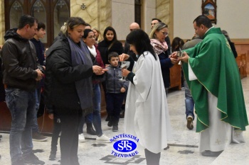 Famílias reunidas em oração na Catedral de Cruz Alta 