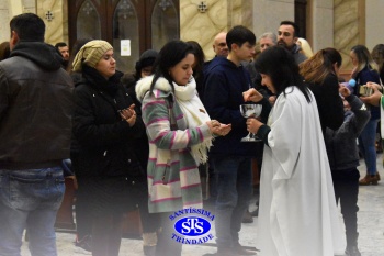 Famílias reunidas em oração na Catedral de Cruz Alta 