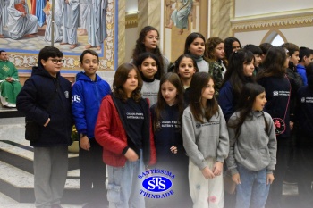 Famílias reunidas em oração na Catedral de Cruz Alta 