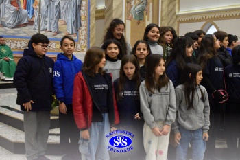 Famílias reunidas em oração na Catedral de Cruz Alta 
