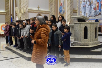 Famílias reunidas em oração na Catedral de Cruz Alta 