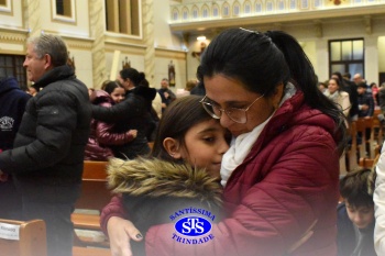 Famílias reunidas em oração na Catedral de Cruz Alta 