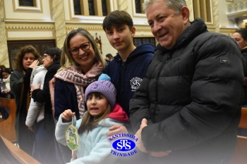 Famílias reunidas em oração na Catedral de Cruz Alta 