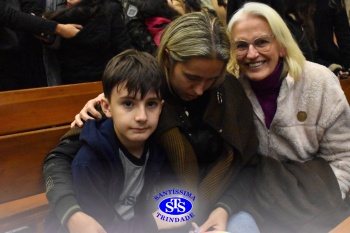 Famílias reunidas em oração na Catedral de Cruz Alta 