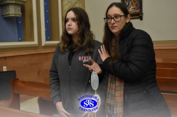 Famílias reunidas em oração na Catedral de Cruz Alta 