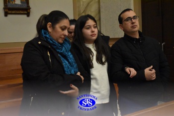 Famílias reunidas em oração na Catedral de Cruz Alta 