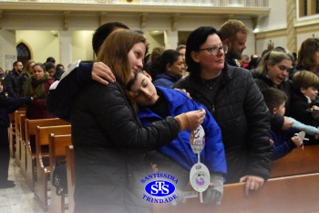 Famílias reunidas em oração na Catedral de Cruz Alta 