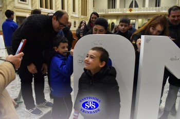 Famílias reunidas em oração na Catedral de Cruz Alta 