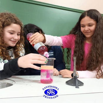 Aulas no laboratório de ciências promovem aprendizado lúdico 