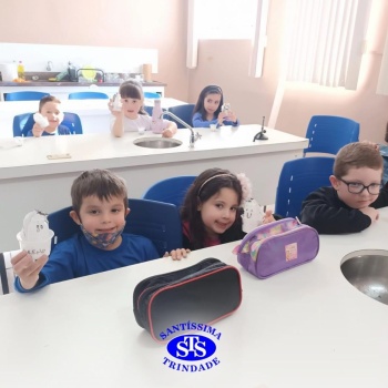 Aulas no laboratório de ciências promovem aprendizado lúdico 
