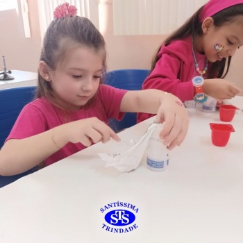 Aulas no laboratório de ciências promovem aprendizado lúdico 
