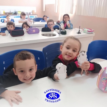 Aulas no laboratório de ciências promovem aprendizado lúdico 