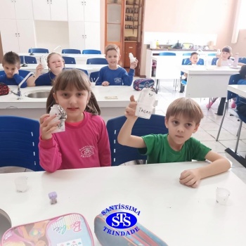 Aulas no laboratório de ciências promovem aprendizado lúdico 