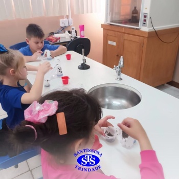 Aulas no laboratório de ciências promovem aprendizado lúdico 