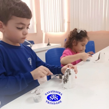 Aulas no laboratório de ciências promovem aprendizado lúdico 