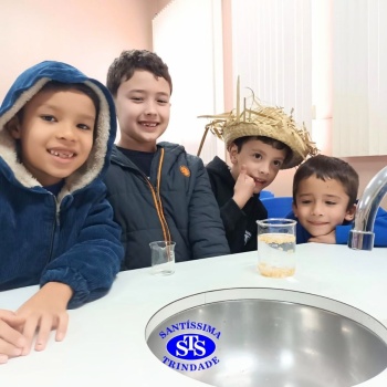 Aulas no laboratório de ciências promovem aprendizado lúdico 