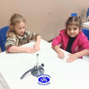 Aulas no laboratório de ciências promovem aprendizado lúdico 