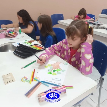 Aulas no laboratório de ciências promovem aprendizado lúdico 