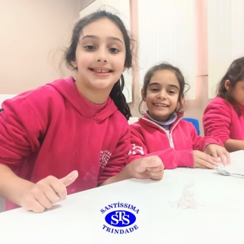 Aulas no laboratório de ciências promovem aprendizado lúdico 