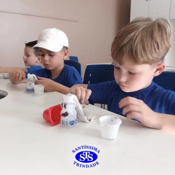 Aulas no laboratório de ciências promovem aprendizado lúdico 