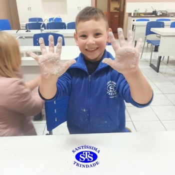 Aulas no laboratório de ciências promovem aprendizado lúdico 