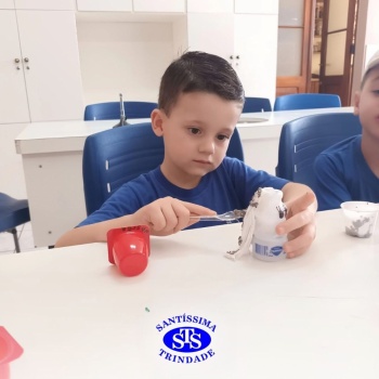 Aulas no laboratório de ciências promovem aprendizado lúdico 