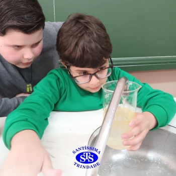 Aulas no laboratório de ciências promovem aprendizado lúdico 