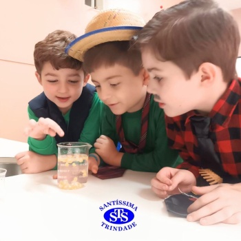 Aulas no laboratório de ciências promovem aprendizado lúdico 