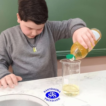 Aulas no laboratório de ciências promovem aprendizado lúdico 