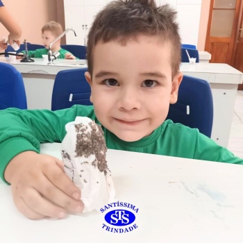 Aulas no laboratório de ciências promovem aprendizado lúdico 