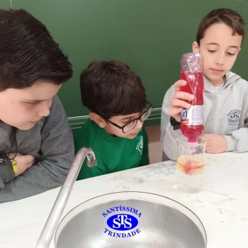 Aulas no laboratório de ciências promovem aprendizado lúdico 
