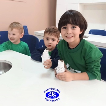 Aulas no laboratório de ciências promovem aprendizado lúdico 