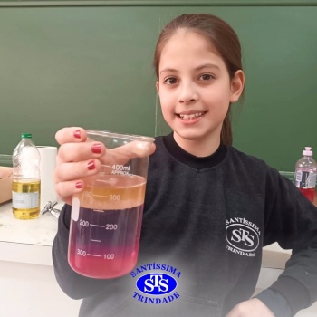 Aulas no laboratório de ciências promovem aprendizado lúdico 