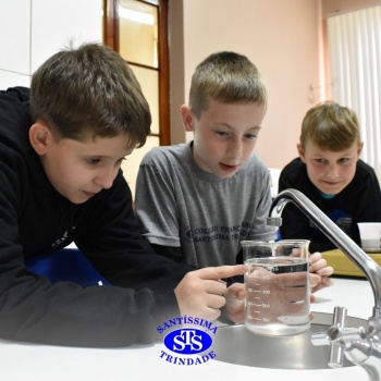 Aulas no laboratório de ciências promovem aprendizado lúdico 