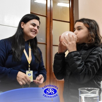 Aulas no laboratório de ciências promovem aprendizado lúdico 