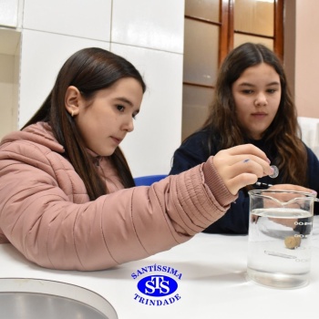 Aulas no laboratório de ciências promovem aprendizado lúdico 