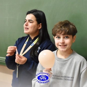 Aulas no laboratório de ciências promovem aprendizado lúdico 